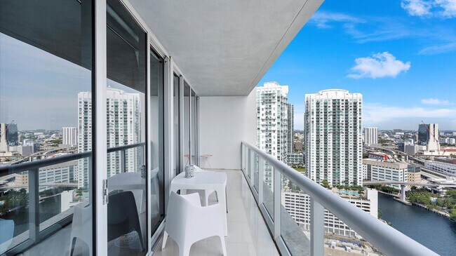 Building Photo - 475 Brickell Ave