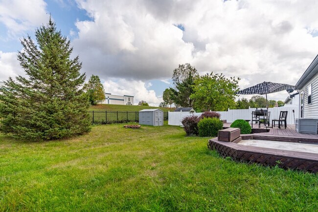 Building Photo - 2135 Shadowbrook Dr