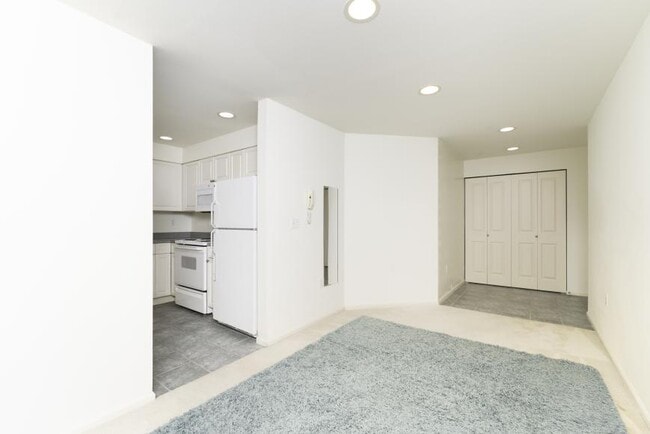 Building Photo - 2 bedroom in Seattle WA 98105