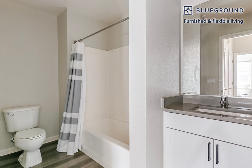 Building Photo - 5684 Bay St