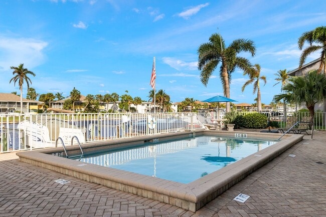 Building Photo - JK - Gulf access with dock and lift Boaters and Canal View Lover's Delight - 2 bedroom 2 bathroom...