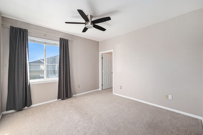Building Photo - 3-Bedroom Condo Available Immediately