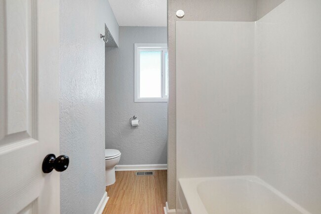 Building Photo - Well kept 3 bed, 1 bath in NE Salem