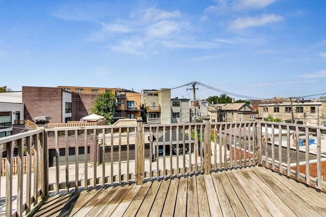 Building Photo - 2330 N Greenview Ave