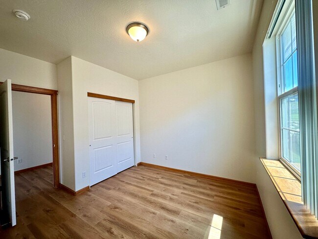 Building Photo - Newly Renovated Home on Prairie Falls Golf...