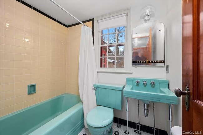 Building Photo - 6 Alpine Rd