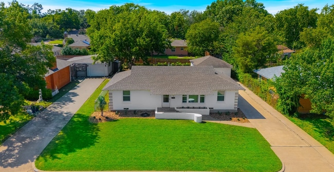 Building Photo - 3 Bedroom home in highly desireable area