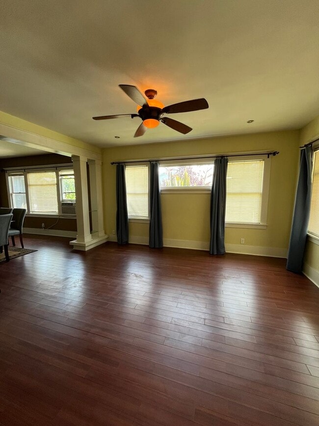 Building Photo - House: 2 Bedroom with Den , 2 Bath and pri...
