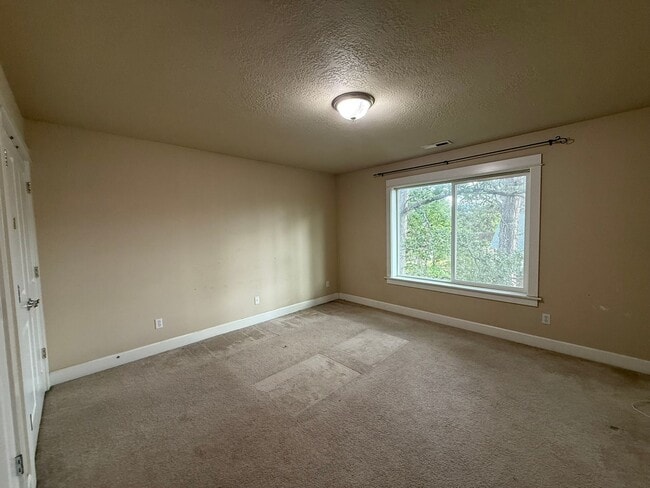Building Photo - 3 Bedroom Home for Rent in Hood River