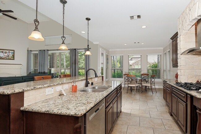 Building Photo - 47 Canoe Bend Dr