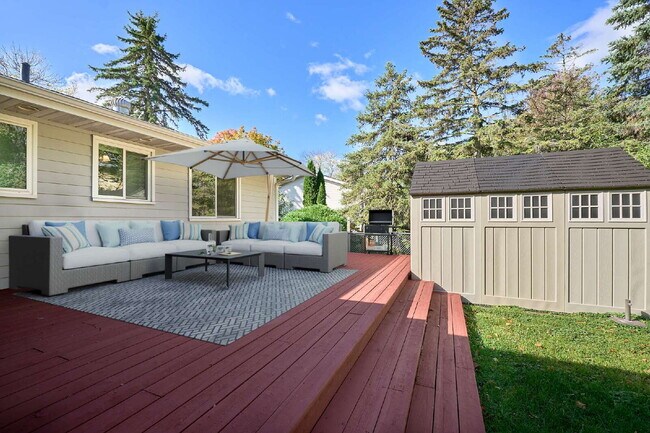 Building Photo - 5 Bedroom Chanhassen Home with fully fenced backyard, basketball court, garden beds.  Fabulous Ho...