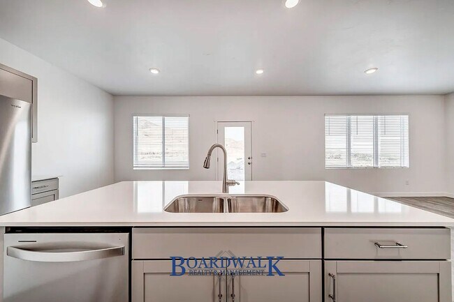 Building Photo - Modern 3-Bed Home with Yard & Amenities