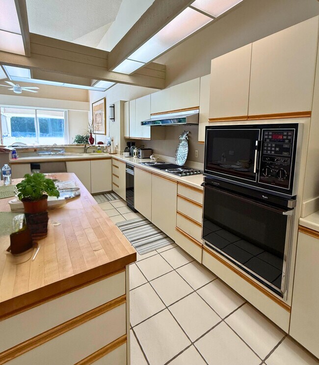 Building Photo - 253 Kavenish Dr