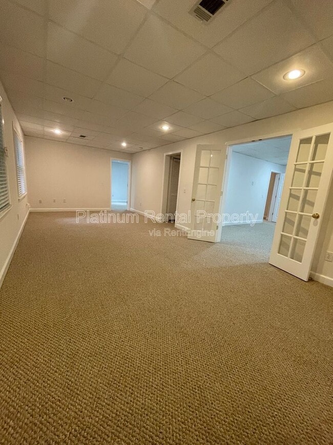 Building Photo - 870 Ingleside Dr