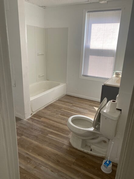 Bathroom - 8 E Kendall St