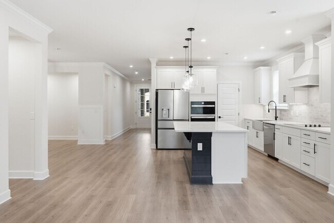 Building Photo - 1061 Sycamore Ests