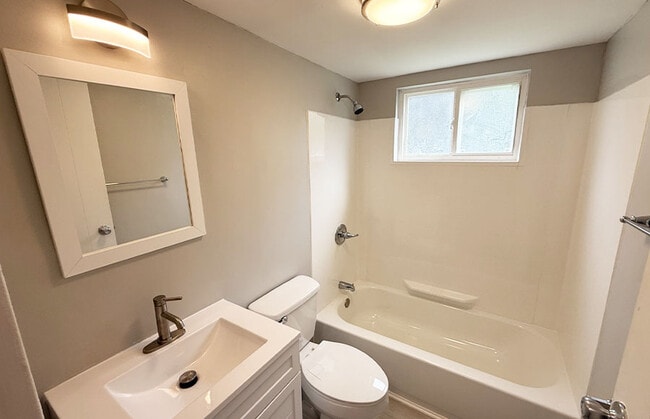 Beecher 860 A-1 Bathroom - Beecher Flats