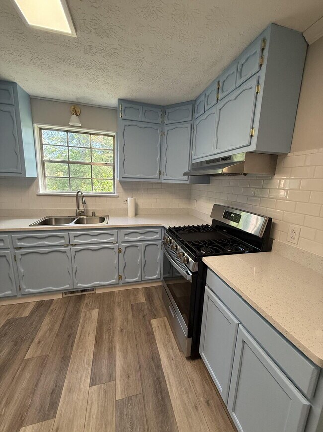 Building Photo - "Charming 3-Bedroom Retreat with 2 Full Ba...