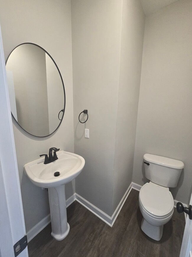 Building Photo - NEW LISTING!!!!