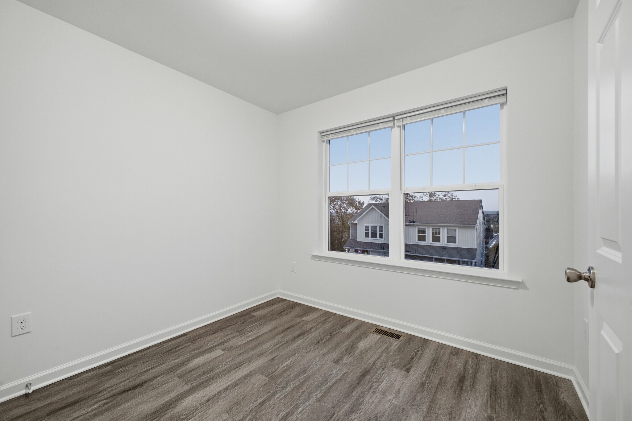 Building Photo - 1250 E 7th St