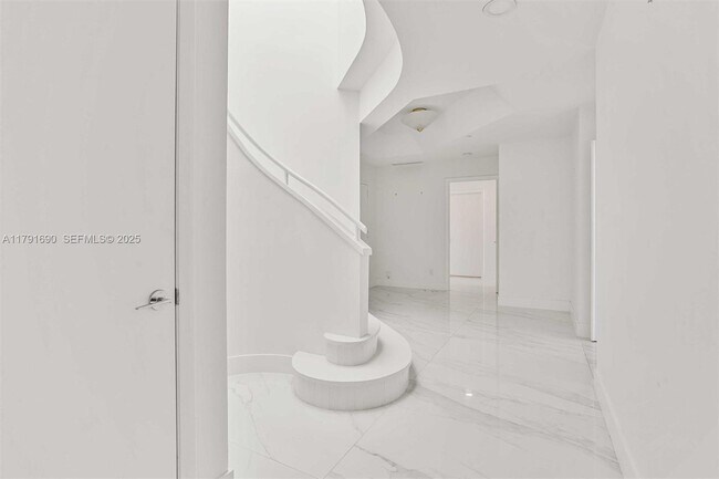 Building Photo - 2000 Island Blvd