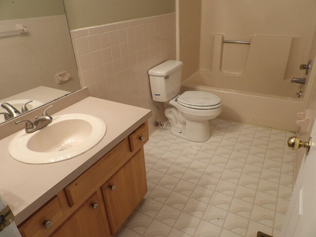 Building Photo - 244 Meadowview Dr