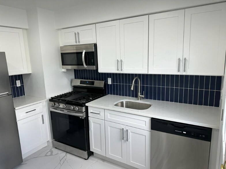 Building Photo - 500 Adams Ln