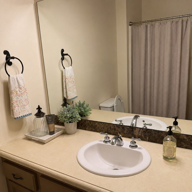 Building Photo - 3 Bedrooms | 2 Bathrooms Custom home in desirable Springlake Subdivision