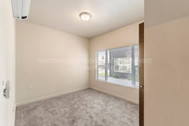 Building Photo - 6020 N Astor St