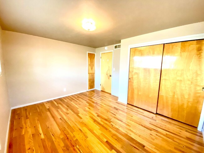 Building Photo - 3 Bedroom, 2 Bathroom Single Level Home ne...