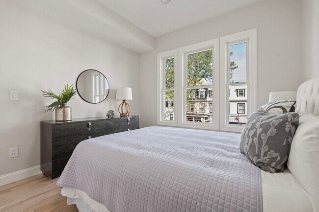 Building Photo - 587 E Broadway