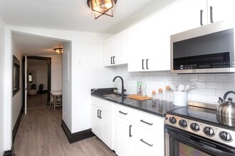 Building Photo - The Lyn