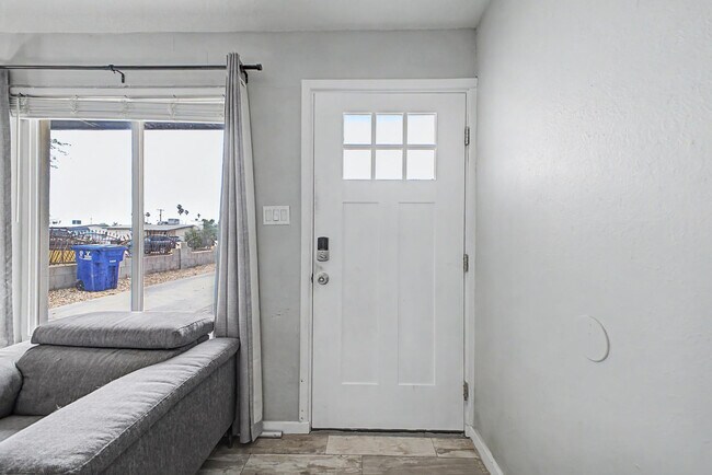 Building Photo - 2025 E Howe Ave