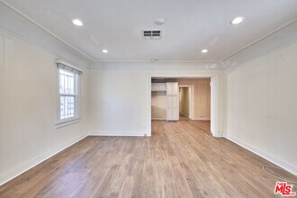 Building Photo - 942 S Lucerne Blvd