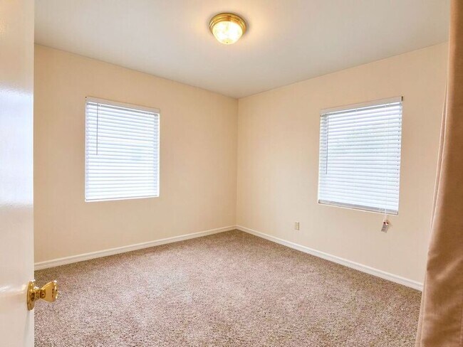 Building Photo - 404 Normandy St