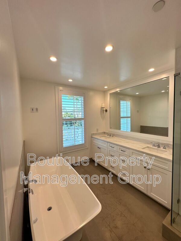 Building Photo - 514 Avocado Ave