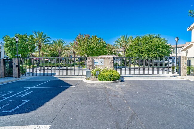 Building Photo - 4 Bedroom Oaklane Townhome in Santa Clarita!