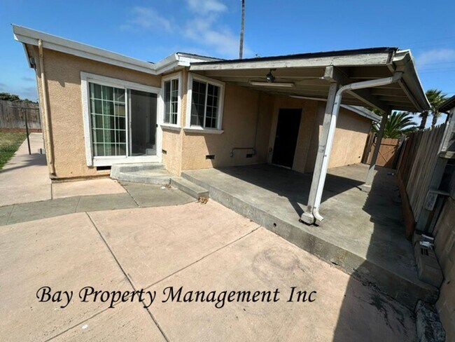 Building Photo - Lovely 3 bedroom 2 bath home with pets considered!