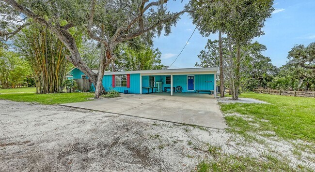 Building Photo - Completely Remodeled Home With Stunning Ri...