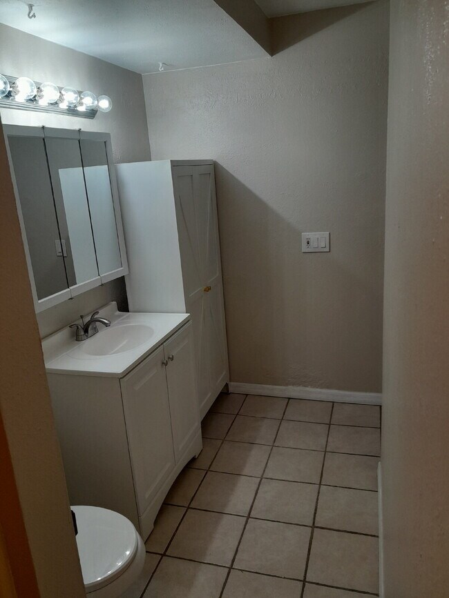 Building Photo - Immediate availability for a 2bd/1ba condo...