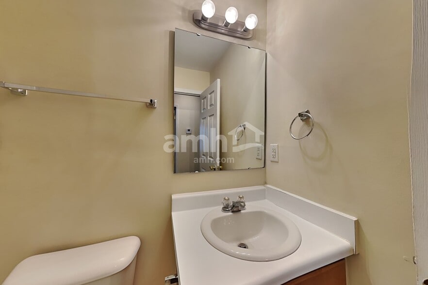 Building Photo - 3906 SE Jack Pine Ct
