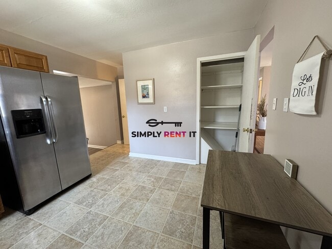 Building Photo - Updated 3+ Bedroom, 1.5 Bath Avail Aug 1st