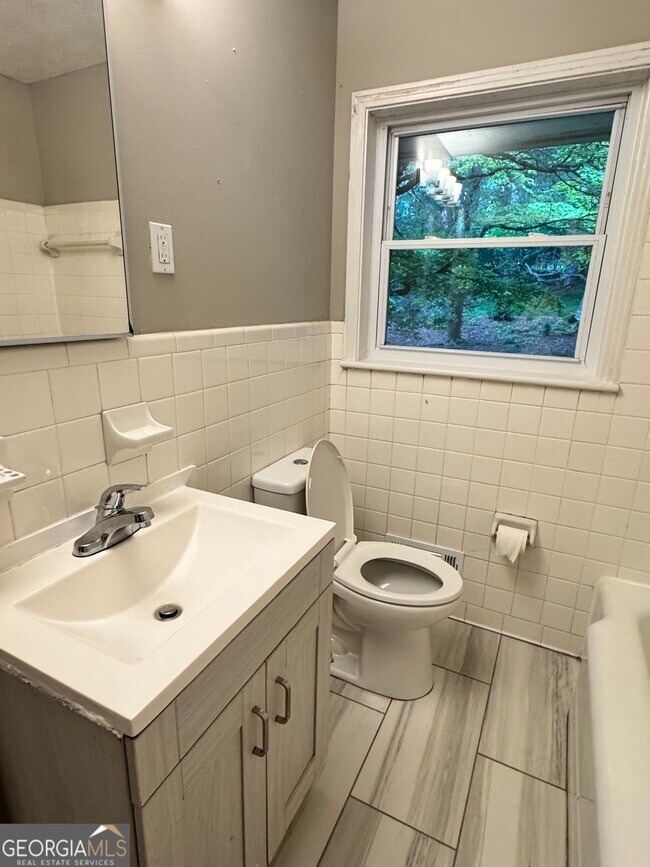 Building Photo - 452 Windsor Dr SW