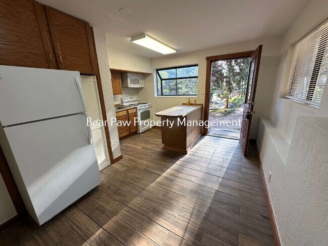 Building Photo - Two Bedroom in North Evergreen!