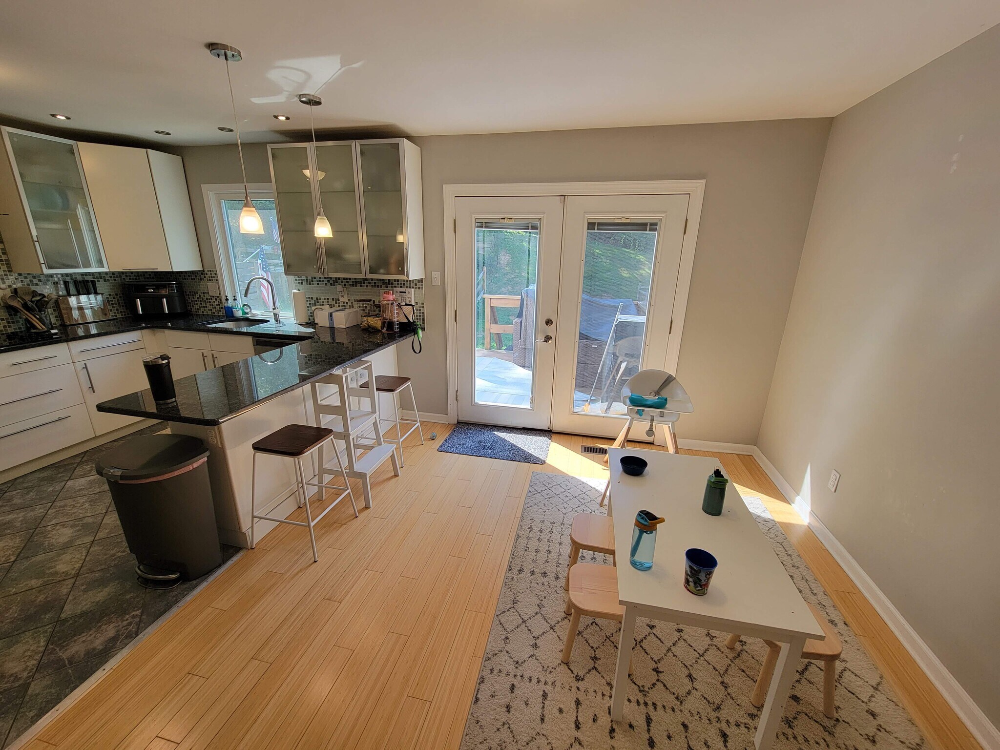 Kitchen/Dining - 555 Coventry Lane