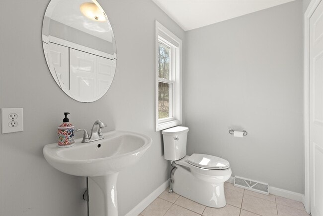 Building Photo - 5 Susan Dr