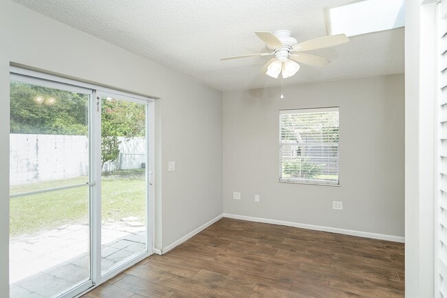 Building Photo - 1040 Dorado Dr