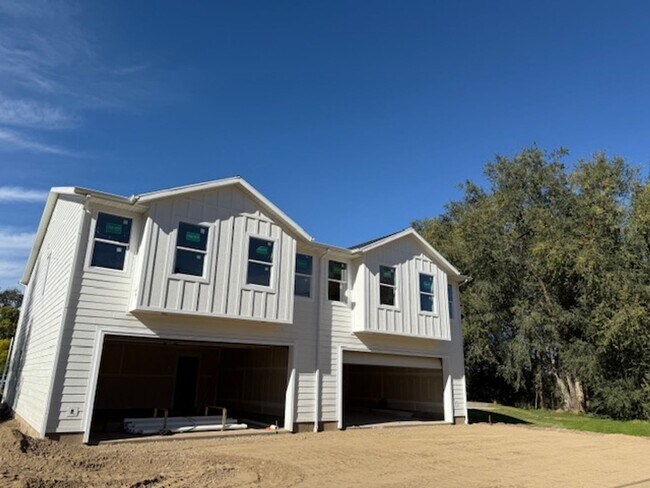 Building Photo - Beautiful townhome with 2 car garage, Central Air and Master Suite