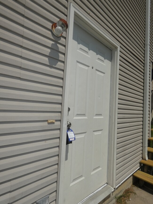 Building Photo - 275 Hazel Ct