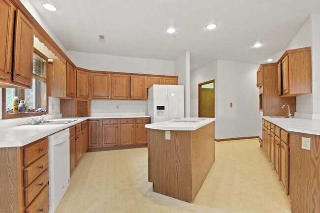 Building Photo - Private 3BR Brick Home with Scenic View